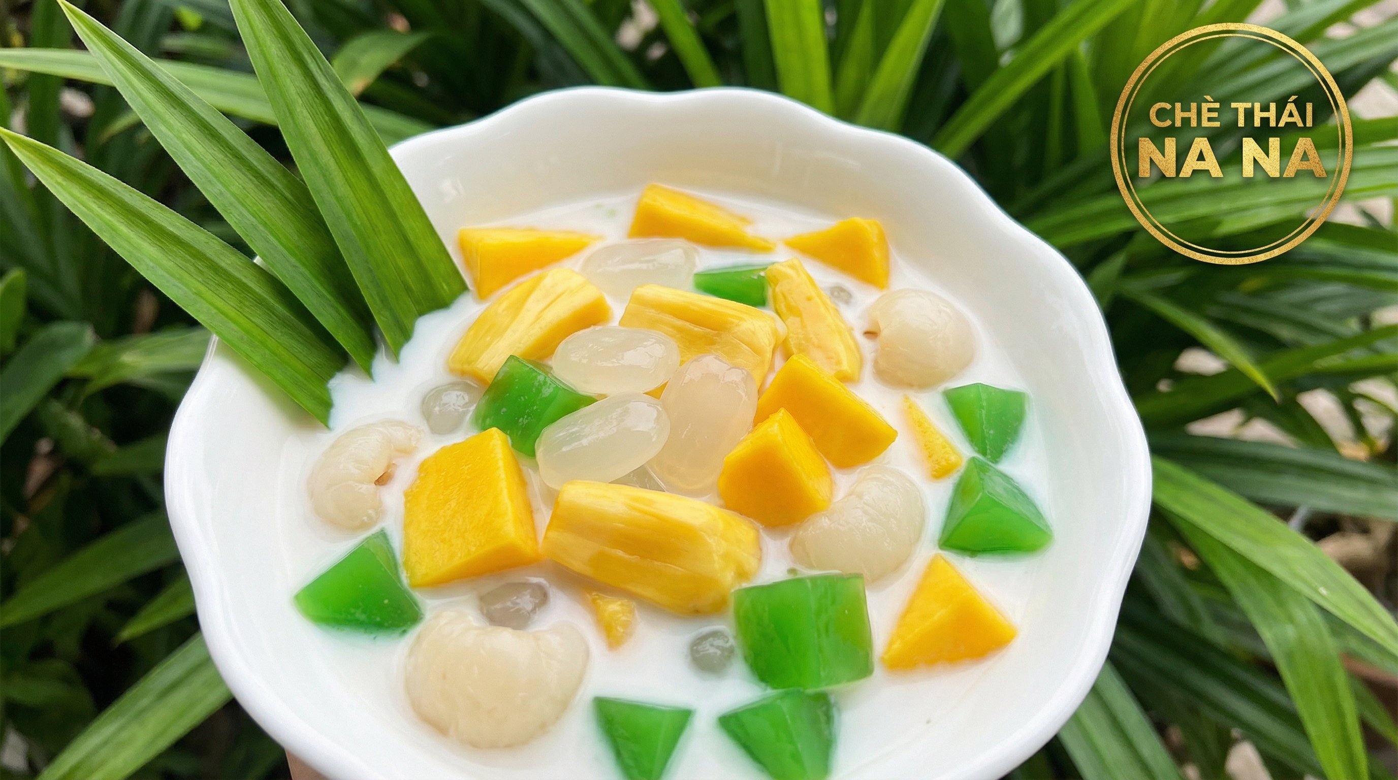 Chè Thái NaNa — a large glass of Thai-style sweet dessert soup with colourful jellies, palm seeds and crushed ice